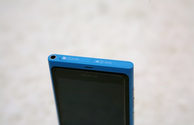 //timgm.eprice.com.tw/tw/mobile/img/2011-12/12/4713234/samuel_1_Nokia-Lumia-800_27ac216f8e2e57f7aad4fc541c2698f1.JPG