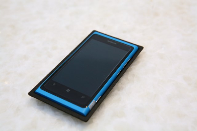 //timgm.eprice.com.tw/tw/mobile/img/2011-12/12/4713234/samuel_1_Nokia-Lumia-800_561c23b1221b61e358ce8dbd15f4c429.JPG