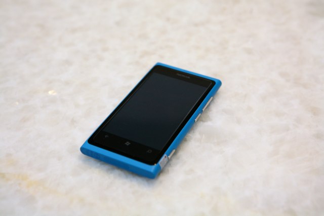//timgm.eprice.com.tw/tw/mobile/img/2011-12/12/4713234/samuel_1_Nokia-Lumia-800_920491f80cb71f0d45631769cade2682.JPG
