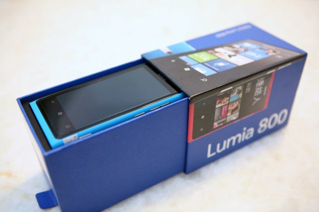 //timgm.eprice.com.tw/tw/mobile/img/2011-12/12/4713234/samuel_1_Nokia-Lumia-800_b3eb49cbe9ca583a5a51f3807e453d9a.JPG