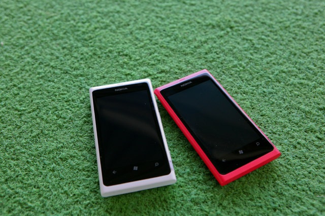 //timgm.eprice.com.tw/tw/mobile/img/2012-03/27/4754177/samuel_1_Nokia-Lumia-800_0db9d56dda5755d93314adbda1390c27.jpg