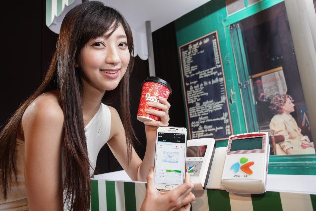 模特兒現場展示行動應用服務情境與未來群信電子錢包使用介面，未來台灣消費者可將信用卡、電子票證透過空中下載放進手機裡使用-2.jpg