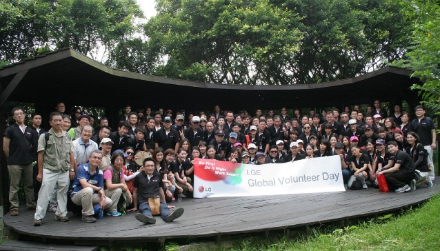 台灣LG電子今年號召155名員工於劍南蝶園進行淨山保育活動，善盡企業社會責任，為環境保護盡一份心力。.jpg