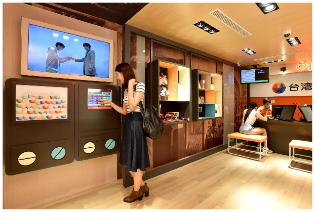 為了製造新趣味，台灣大「西門風格店」的服務櫃台設計「扭蛋取號機」與「復古劇院椅」，帶給民眾一個有別於以往的消費體驗。.JPG