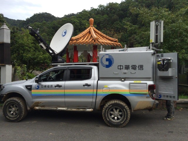 1040817剽悍的中華電信搶修車於烏來孝義開設臨時衛星傳輸基地台.jpg