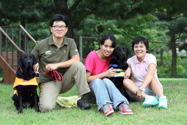 視障朋友靖茹、台韓導盲犬訓練員與導盲犬Tamra及Helen合影.JPG