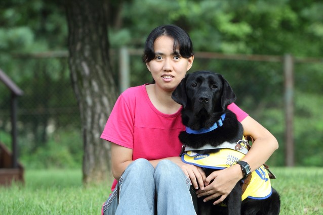 台灣25歲的視障朋友黃靖茹跨海與導盲犬Tamra配對成功.JPG