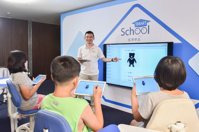 6. 「SMART School智慧教室」配有最先進的互動式數位教學工具，期望能透過軟硬體設備的整體解決方案，給學生與老師最完善的智慧學習環境。....jpg