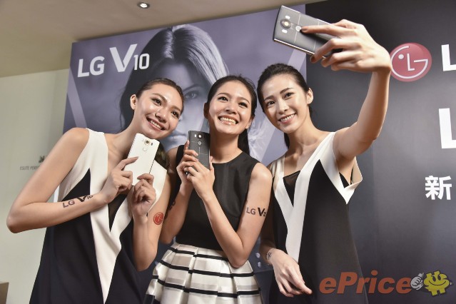 LG V10雙前置鏡頭可支援消費者自由選擇兩種自拍角度，標準80度角自拍與超廣角120度角完美團體自拍，背景更寬廣讓消費者可捕捉更多人數，再也無須自拍棒。.jpg