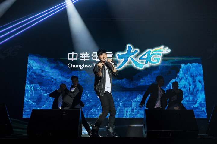 1050705-林俊傑擔綱中華電信「大4g」品牌代言人，發表會首度現場演唱《超越無限》搭配熱力舞蹈.jpg