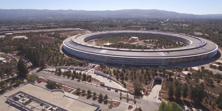 apple-parks-main-building-is-nicknamed-the-spaceship-and-it-certainly-looks-like-one-from-a-distance_resize.jpg