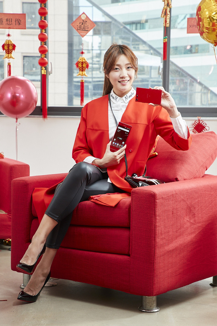 圖說四、Sony Mobile掌握時尚界最新脈動，XZ Premium推出鏡紅色，要讓消費者新年氣勢如紅！(1).jpg