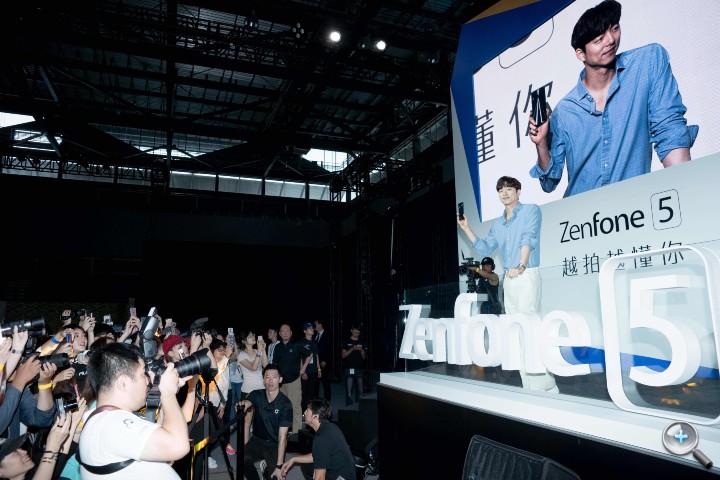 孔劉為華碩 ZenFone系列智慧型手機代言再次訪台，現場媒體與粉絲熱情搶拍。.jpg