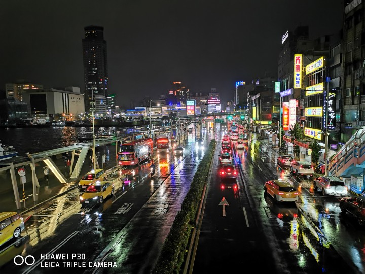 用夜景模式  拍摄基隆市中心雨中夜景   多帧曝光5秒
