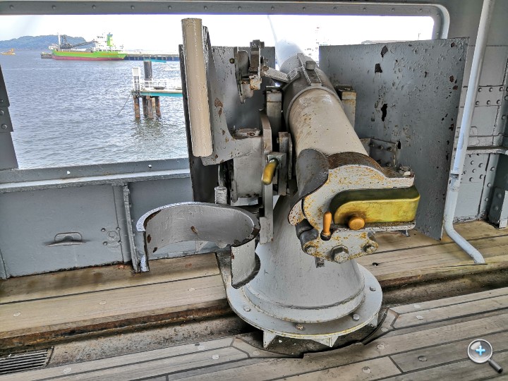 战舰上的炮台都可以控制角度和方向呢!