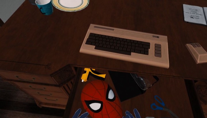 電腦桌抽屜裡的蜘蛛人面具.jpg