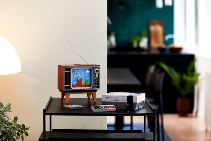 拼砌完成後，將電線連接上LEGO-NES以及復古電視機，彷彿搭上時光機回到1980年代復古場景.jpg