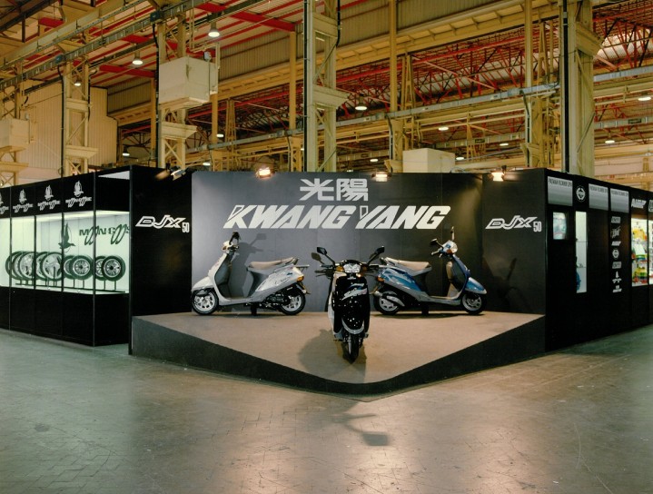 1991年KYMCO代理商首度參加米蘭車展。當時在國外車展攤位上還出現中文商標光陽與當時的英文商標KWANG YANG。.jpg