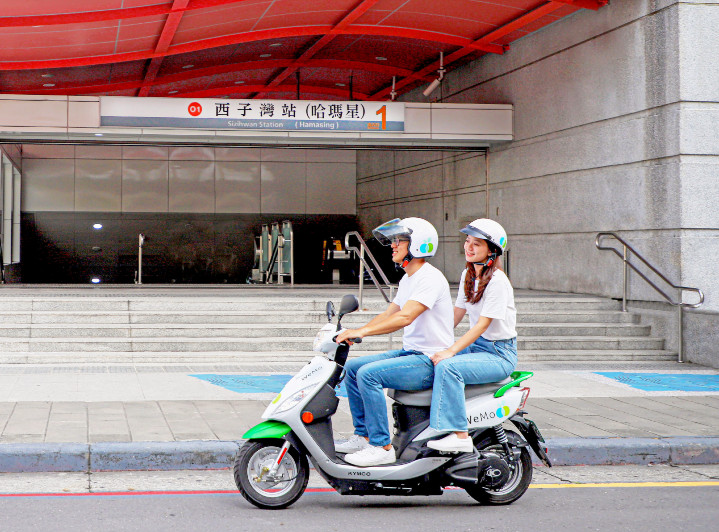 新聞照片2_ WeMo Scooter 與台灣大哥大跨界合作，將在高雄280台電動機車上安裝「PM2.5感測器」，預計5月開始陸續導入，透過綠騎族高度移動,24小時即時偵測、蒐集城市街廓的空氣數據。.jpg