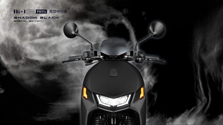 圖說二、Ai-1 Sport ABS 黑隱特仕版獨家採用鈦銀電鍍風鏡，全鑽切輪框與黑色卡鉗搭配消光黑設計，完美呈現運動潮流外型。(2).jpg