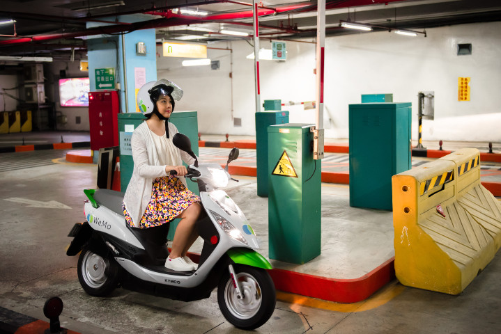 新聞照片-WeMo Scooter 特約合作的柵欄式停車場，採用自主開發的智慧停車場解決方案，消費者無需代幣即可透過App一鍵開啟進入室內停車場，不需負擔停車費.jpg