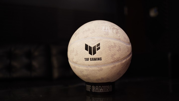TUF Gaming夜光籃球只送不賣，獨特全白外觀吸光後可在夜間發光，搭配TUF Gaming 圖騰，打造硬派電競風格。.JPG