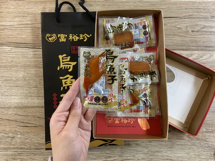 今年終於買到不雷的一口烏魚子，第一次吃到這麼厚切又零腥味的烏魚子