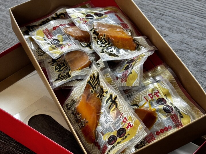 今年終於買到不雷的一口烏魚子，第一次吃到這麼厚切又零腥味的烏魚子