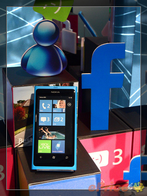 //timgm.eprice.com.tw/tw/mobile/img/2011-11/27/4706985/kenphy77_3_Nokia-Lumia-800_ade9334917c65abcd88cbf39eebdb0eb.jpg