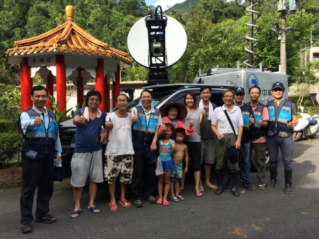 1040817烏來孝義里衛星基地台台開台成功，中華電信行動通信分公司林國豐總經理與工作人員和居民開心合照 左三為孝義里里長呂先生.jpg