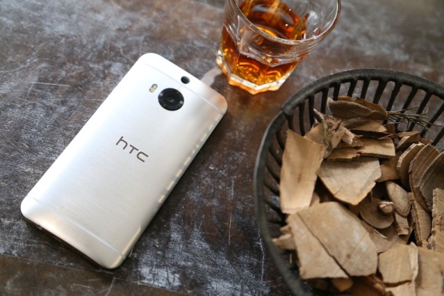 【圖1】11月16日起，來遠傳申辦HTC指定旗艦手機，搭配4G指定資費，申辦就送個人化相片桌曆、記事本組，還有機會參加由名人帶隊的旅遊拍攝團。.jpg