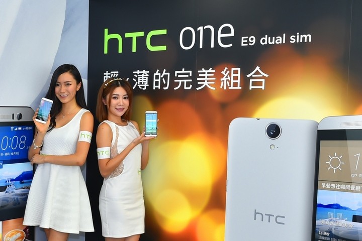Models with HTC One M9+ Supreme Camera Edition & HTC One E9_2.JPG