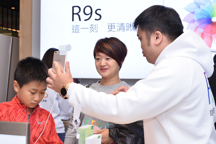 圖說4：OPPO R9s買氣旺人氣更旺，三創體驗店今也湧進許多消費者爭相體驗OPPO R9s的非凡魅力。.jpg