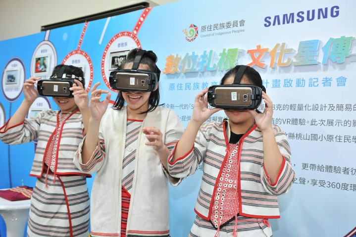 3.會場特別設置Samsung Gear VR虛擬實境體驗區，展現計畫參與學校之一的新竹桃山國小合唱團演唱泰雅族古調的影片，讓體驗者彷彿置身於清泉部落中，享受360度環景的感官饗宴。.jpg