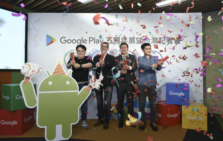 圖二： Google Play亞太區總經理James Sanders、App Annie 亞太區董事總經理 Junde Yu、與台灣開發者一同歡慶Google Play五週年(2).jpg