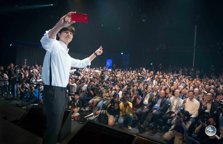 華碩ZenFone 4代言人孔劉在「WE LOVE PHOTO」產品發表會上和全場來賓一起自拍.jpg