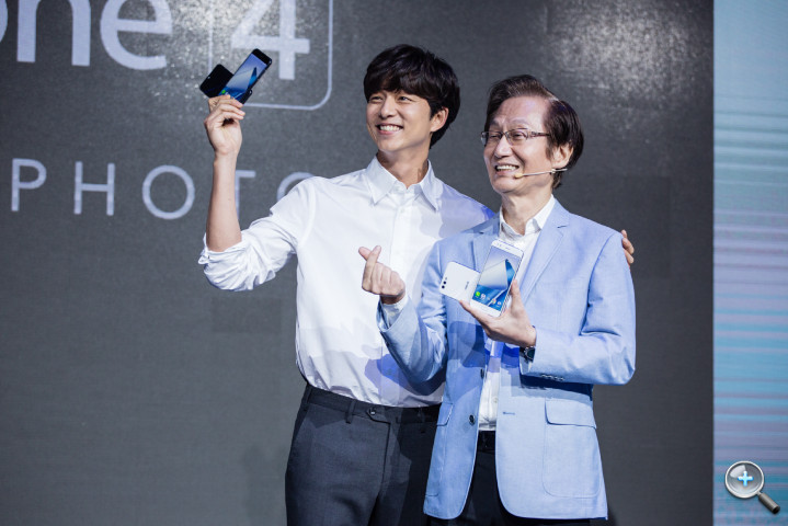 華碩今日發表ASUS ZenFone 4系列智慧型手機，和大家「一起戀攝影 ‧ WE LOVE PHOTO」(左-代言人孔劉,右-董事長施崇棠).jpg
