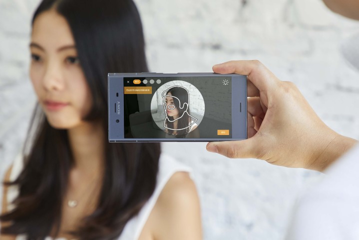 圖說、Sony Mobile Motion Eye相機模組再升級，Xperia XZ1內建「3D即時掃描」，可迅速掃描物體3D立體影像，並套用內建應用程式，創造出鮮活人物角色.jpg