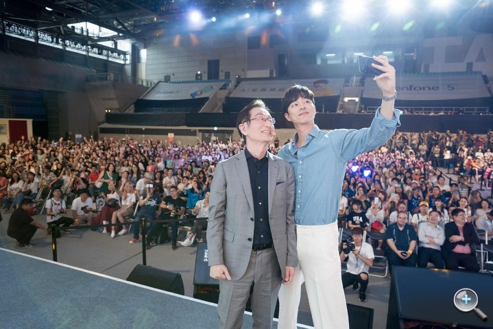 孔劉在ZenFone 5攝影派對上熱情地與華碩董事長及現場粉絲合影。.jpg