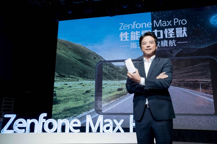 根據內部手機開機數及統計資料顯示，ASUS ZenFone系列8月份在台銷售平均每日突破3,000支，預估可望以超過18%的優異市佔挑戰冠軍寶座。.jpg