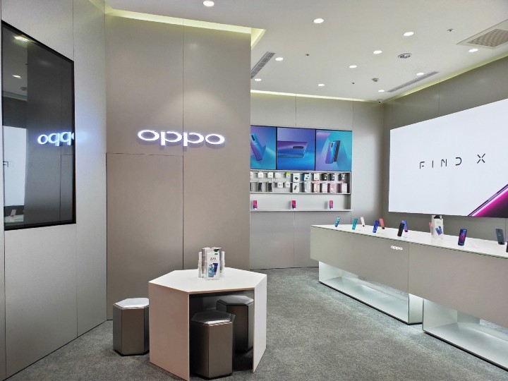 圖說：OPPO全新門店形象以簡約時尚與科技感為主訴求，從空間的色彩、材質、比例等各方面進行調整，不再讓門市充斥大量的廣告與商品資訊，而是將產品如....jpg