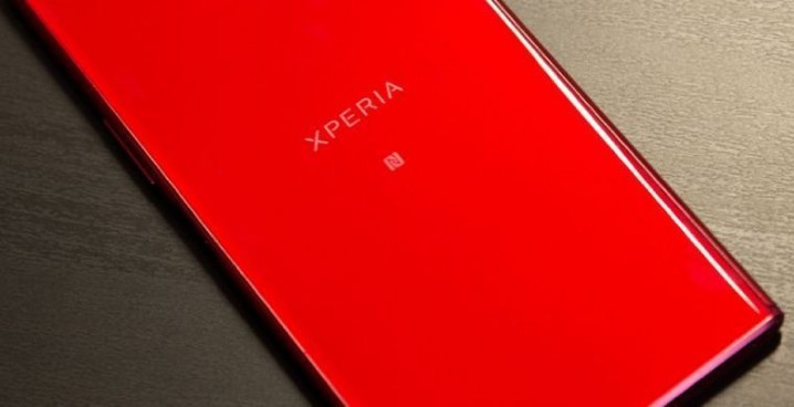 螢幕更大但延續 Compact 系列握感，Sony Xperia 4 中階機大小比例曝光