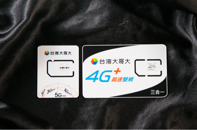 台灣大全台首張5G SIM卡(左)在設計上更環保、簡約.jpg