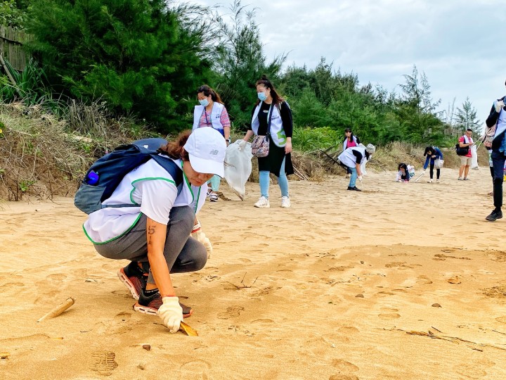 新聞照片4：亞太電信自2017年起 定期舉辦海洋淨灘活動  開放員工眷屬一同參與.jpg