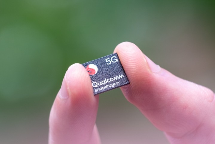 Qualcomm-Snapdragon-765-in-hand-1.jpg