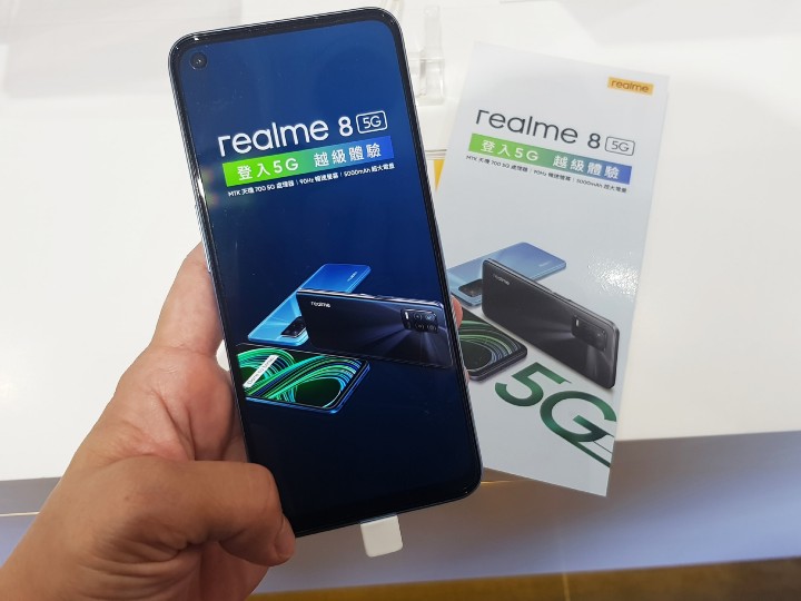 大電量中階5G手機realme 8，傑昇通信門市免8千，最低優惠價7,490元.jpg