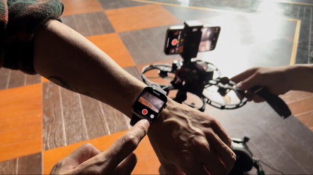 導演使用 Apple Watch Series 7 實時監察 iPhone 13 mini 拍攝情況.jpeg