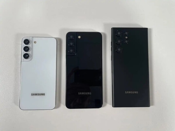 三星 Galaxy S22 模型機集合，S22 Ultra 與 S21 Ultra 大小比一比