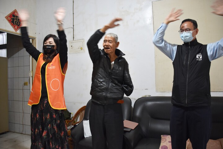 台灣大哥大同仁陪著花蓮的爺爺奶奶一起動唱跳，活動筋骨。.JPG