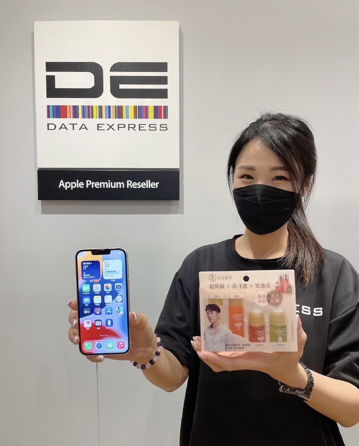 【新聞照片5】於德誼數位優惠期間購買 iPhone 13，送指定保護殼或玻璃保護貼二擇一，再加碼限量贈送母親節寵愛禮「珍朵絲特煥顏修護組」.jpg